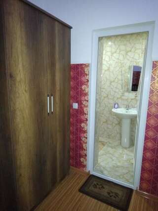 Гостевой дом Guest House Fazisi Кутаиси Трехместный номер с собственной ванной комнатой-9