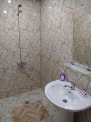 Гостевой дом Guest House Fazisi Кутаиси Трехместный номер с собственной ванной комнатой-14