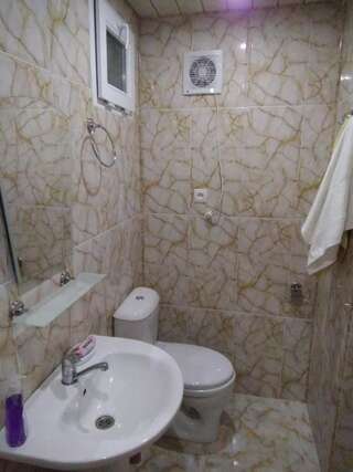Гостевой дом Guest House Fazisi Кутаиси Трехместный номер с собственной ванной комнатой-16