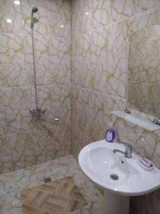 Гостевой дом Guest House Fazisi Кутаиси Трехместный номер с собственной ванной комнатой-33