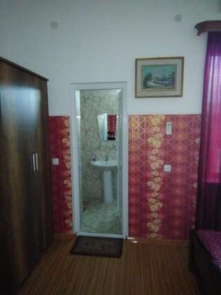 Гостевой дом Guest House Fazisi Кутаиси Трехместный номер с собственной ванной комнатой-5